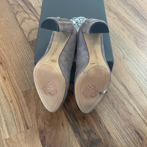 Vince Camuto suede heels 7.5 - Picture 4 of 4